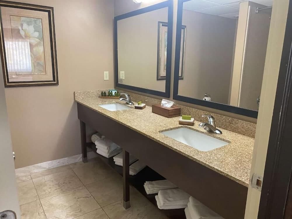 Fourwinds Lakeside Inn & Marina gallery photo in Bloomington, IN — image 45