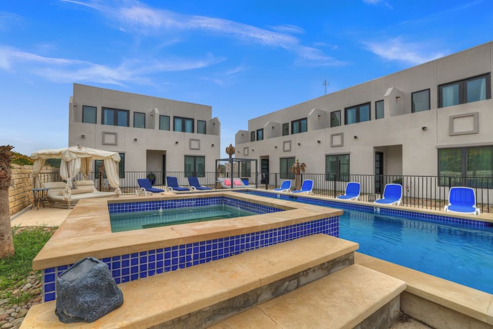 The Bentley Hotel - James Bond Suite - Pool View interior in Johnson City, TX — gallery photo 2