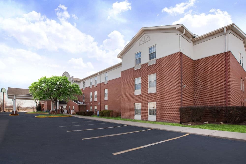 Wingate by Wyndham Roseville/Detroit featured exterior or lobby in Roseville, MI — similar hotel