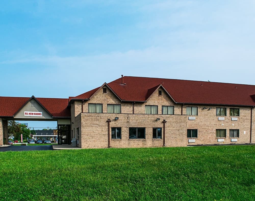 Red Roof Inn & Suites Middletown - Franklin featured exterior or lobby in Franklin, OH — similar hotel