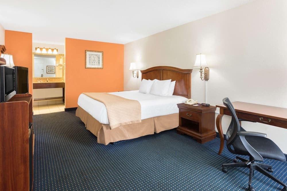 Baymont by Wyndham Rocky Mount I-95 interior in Battleboro, NC — gallery photo 2