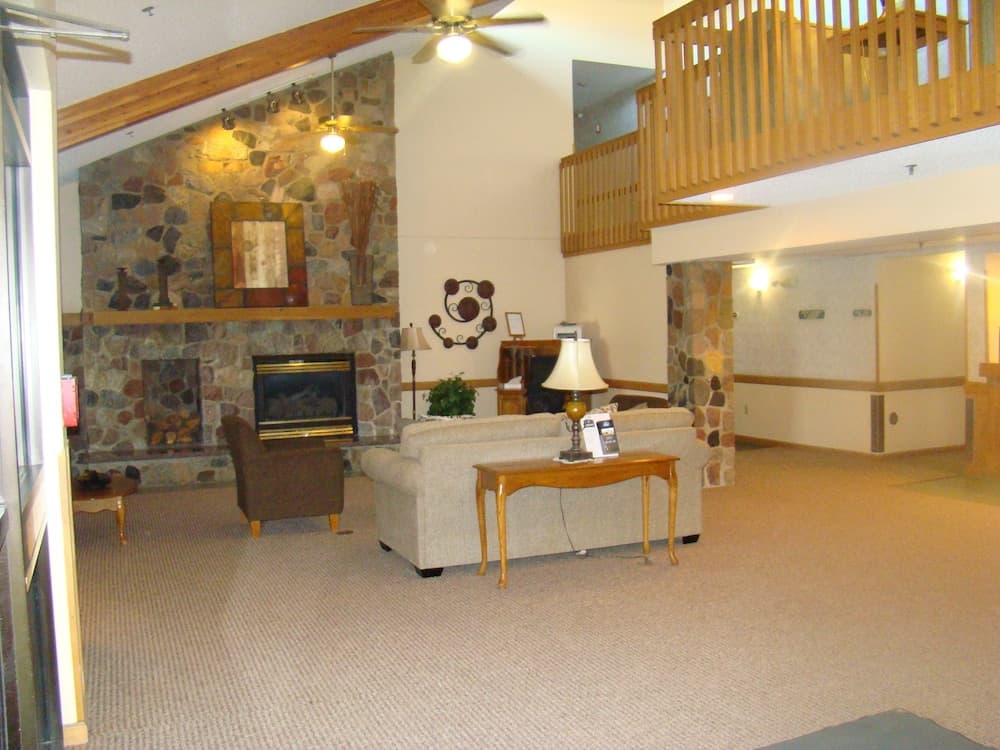 Boarders Inn & Suites by Cobblestone Hotels - Faribault interior in Faribault, MN — gallery photo 2