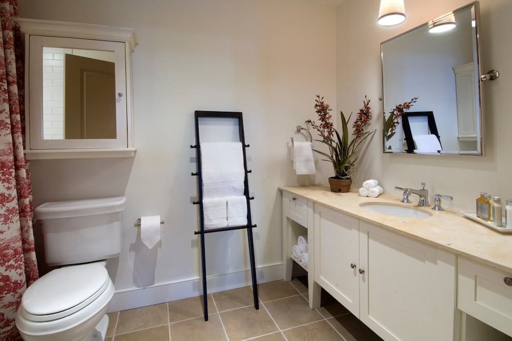 Clay Brook Hotel interior in Warren — gallery photo 2