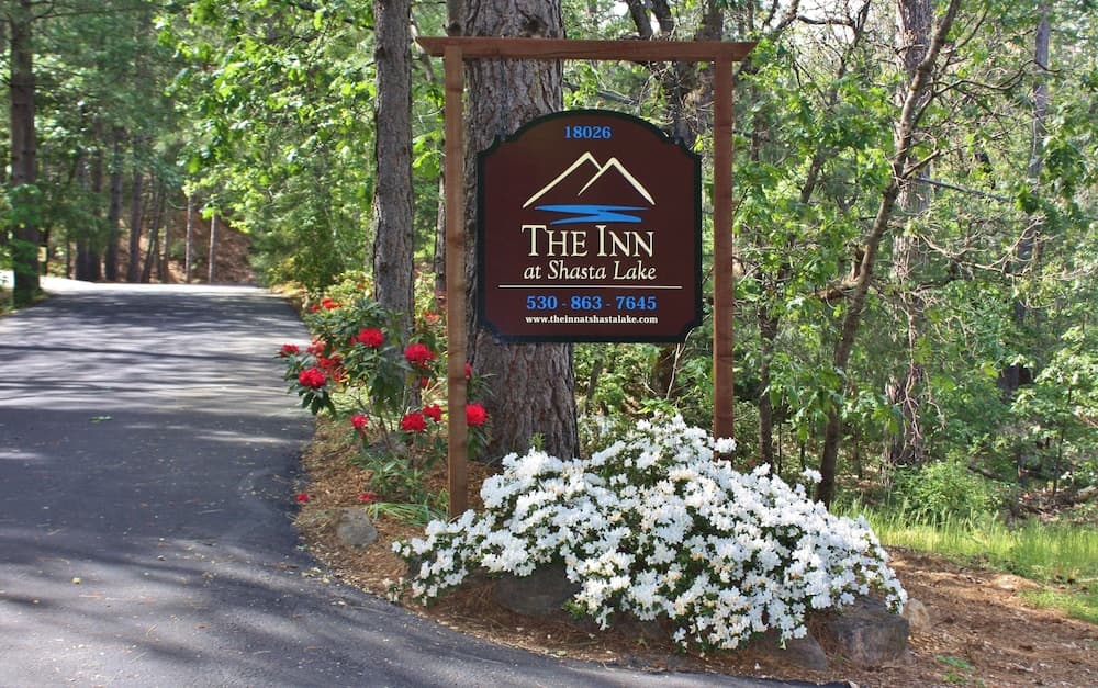 The Inn at Shasta Lake featured exterior or lobby in Lakehead, CA — similar hotel