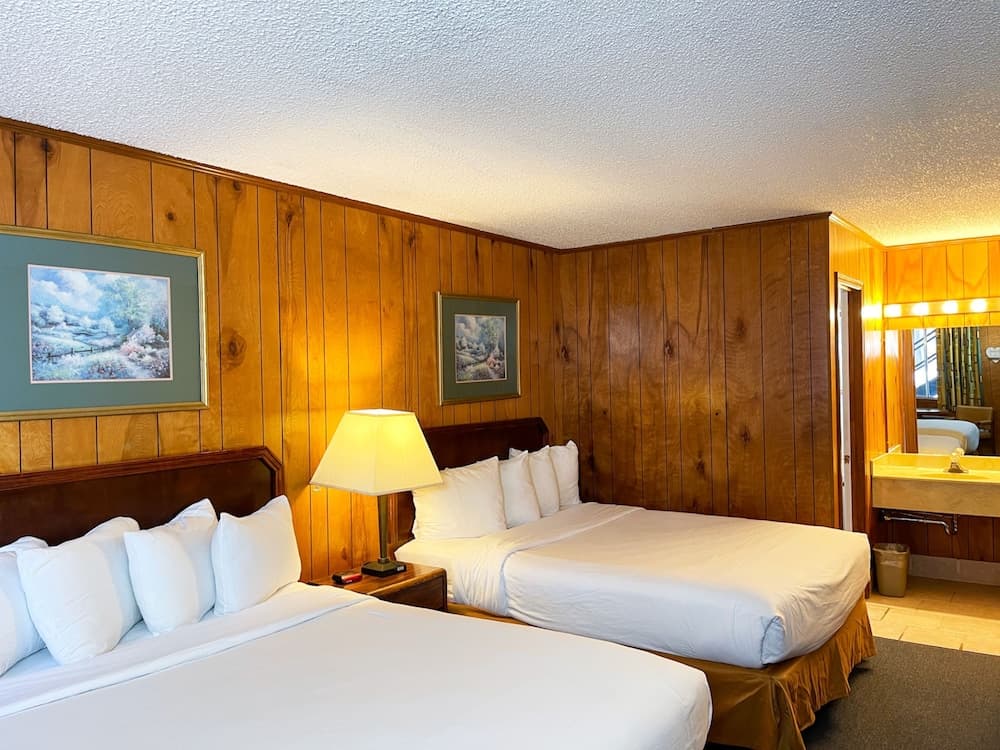 Travelers Inn property views in Eureka Springs, AR — gallery photo 3