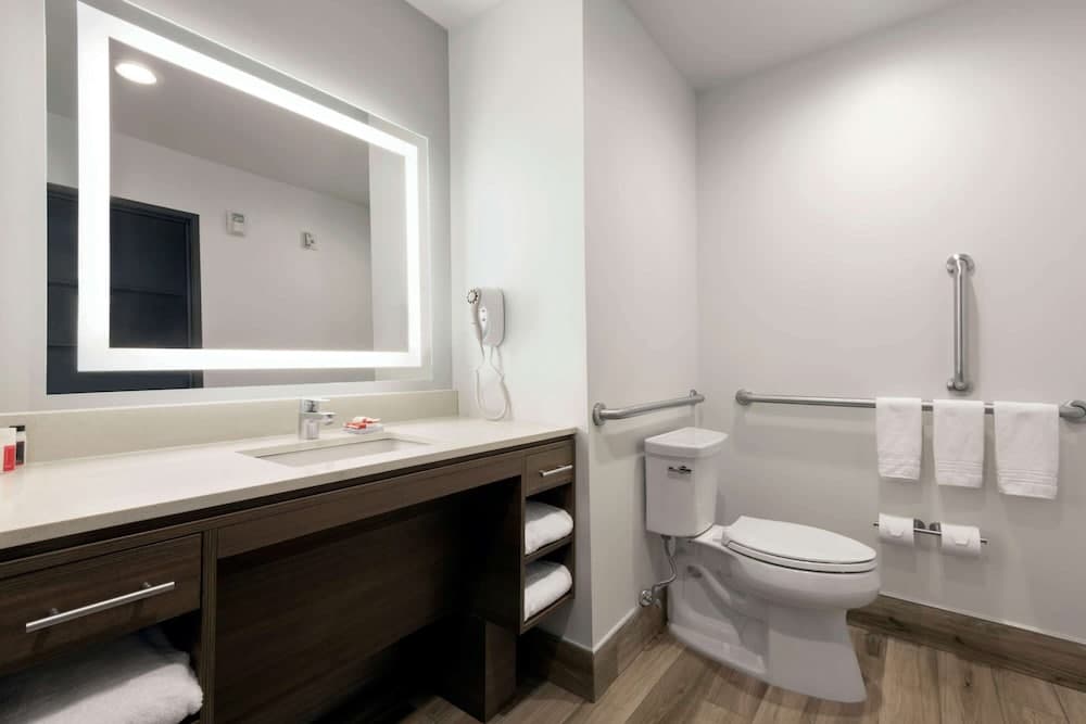 Days Inn & Suites by Wyndham Beaumont West / I-10 & Walden gallery photo in Beaumont, TX — image 42