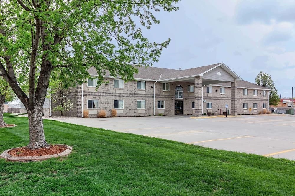 Rodeway Inn Holdrege featured exterior or lobby in Holdrege, NE — similar hotel