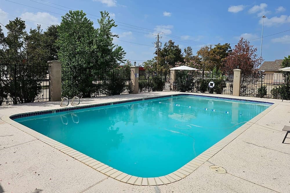 Super 8 by Wyndham Metairie gallery photo in Metairie, LA — image 9