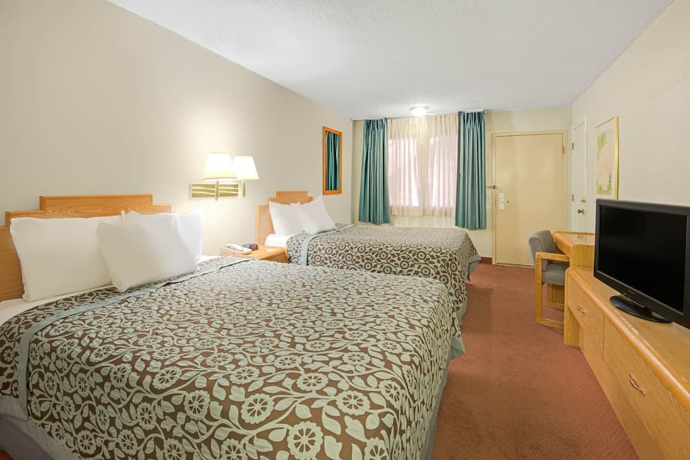 Tree Inn & Suites Albuquerque. property views in Albuquerque, NM — gallery photo 3