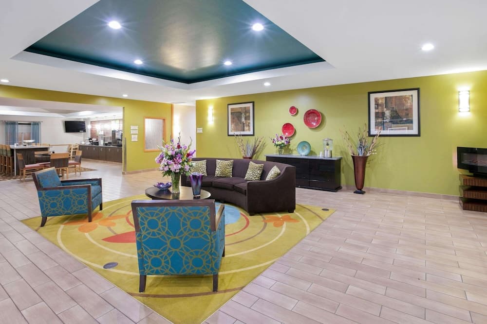 La Quinta Inn & Suites by Wyndham Paris interior in Paris, TX — gallery photo 2