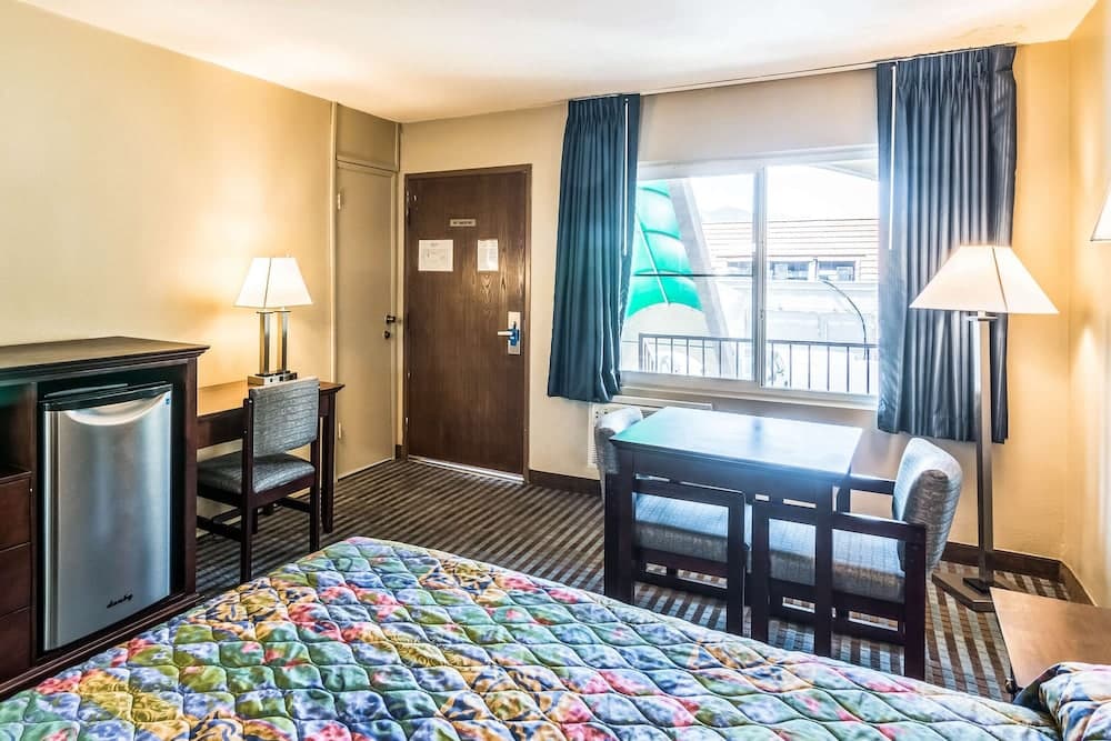 Rodeway Inn Regalodge gallery photo in Glendale, CA — image 8