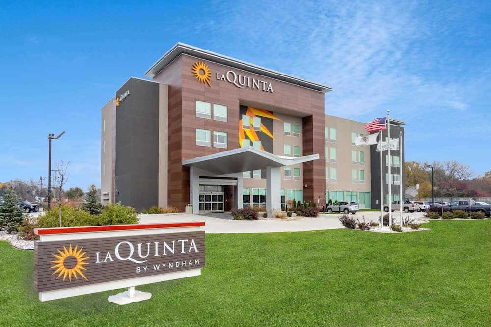 La Quinta Inn & Suites by Wyndham Shorewood exterior or lobby in Joliet, IL — main listing photo