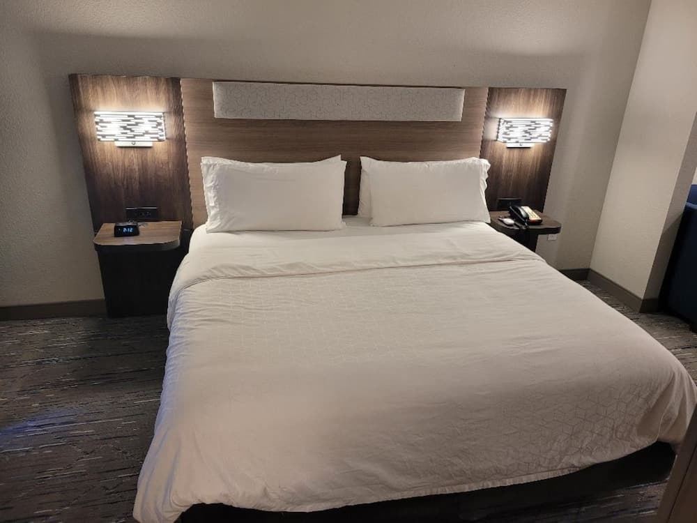 Holiday Inn Express & Suites Starkville by IHG interior in Starkville, MS — gallery photo 2