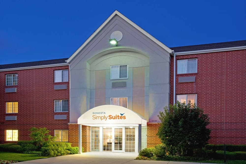 Sonesta Simply Suites Chicago Naperville featured exterior or lobby in Warrenville, IL — similar hotel