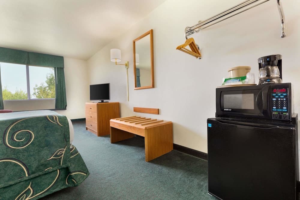 Travelodge by Wyndham Sharon Springs property views in Sharon Springs, KS — gallery photo 3