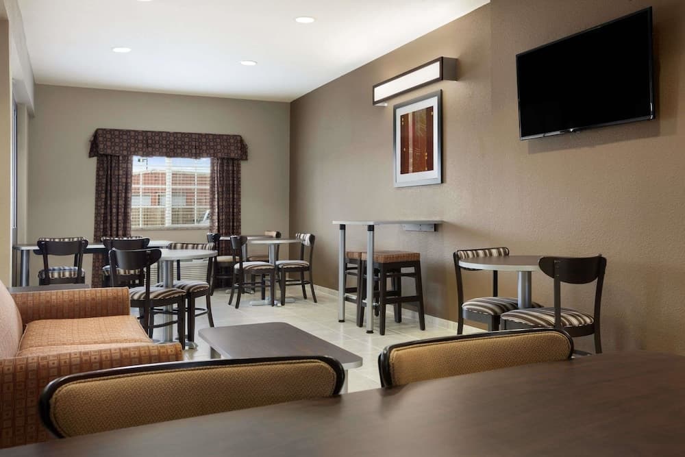 Microtel Inn & Suites by Wyndham Kenedy/Karnes City interior in Kenedy, TX — gallery photo 2