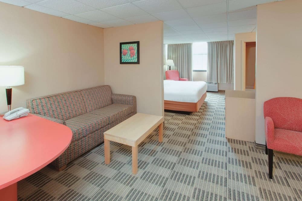 Ramada by Wyndham Fairfield NJ gallery photo in Fairfield — image 8