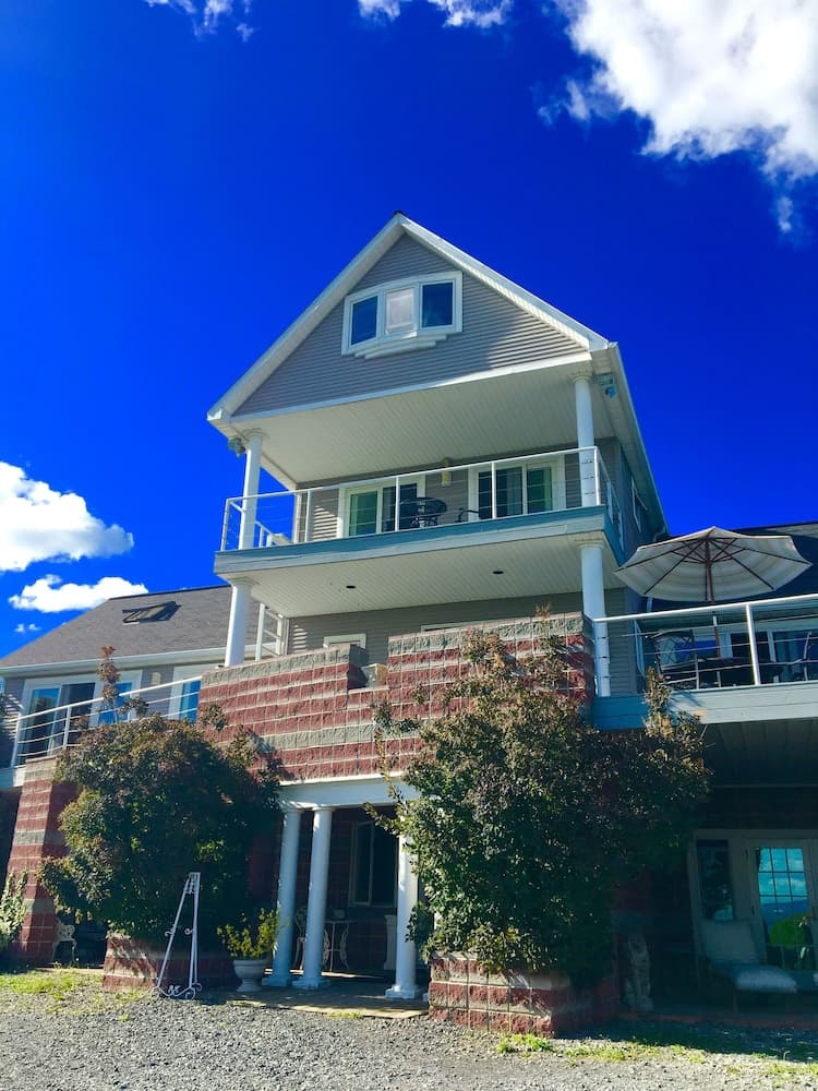 Cayuga Lake Inn Ithaca Hotel Alt  featured exterior or lobby in Lansing, NY — similar hotel