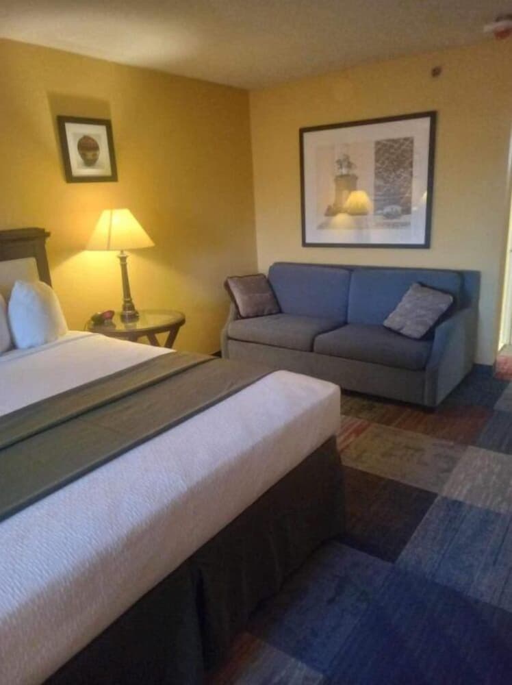 Signature Hotel interior in Jackson, MS — gallery photo 2