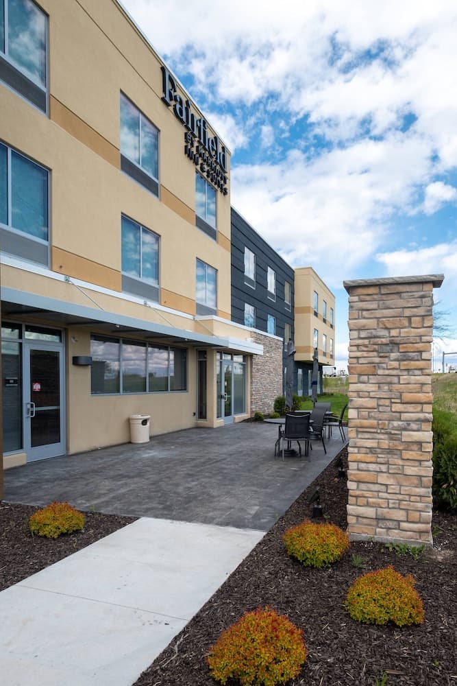 Fairfield Inn & Suites by Marriott Fond du Lac interior in Fond du Lac, WI — gallery photo 2