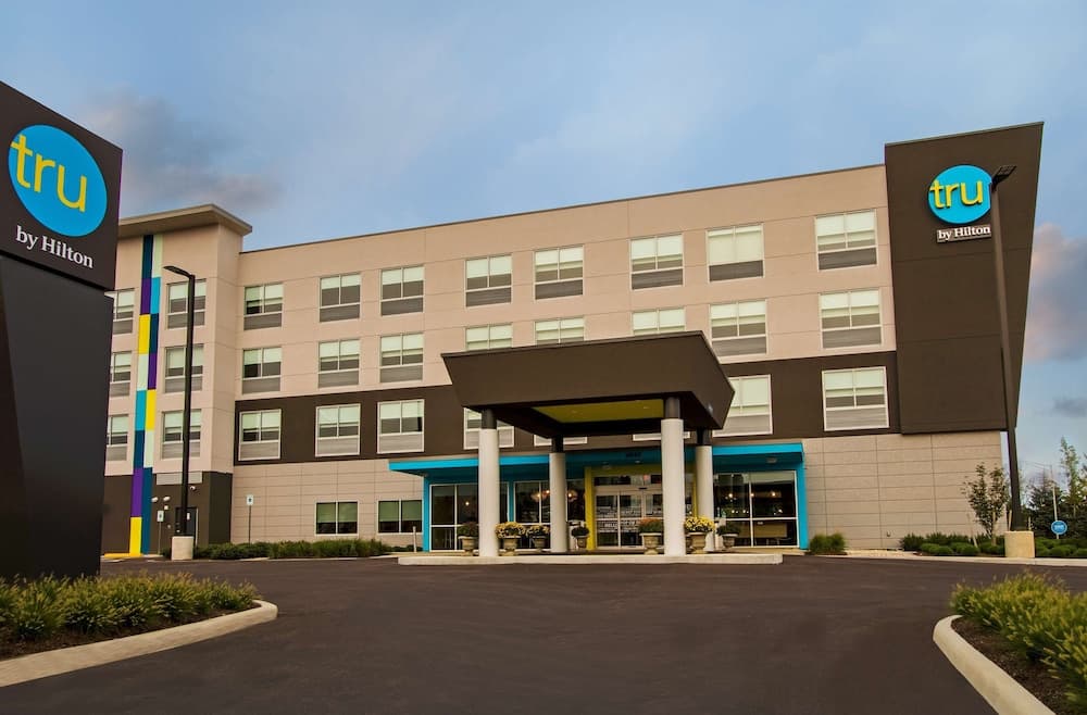 Tru by Hilton Columbus Airport featured exterior or lobby in Columbus, OH — similar hotel