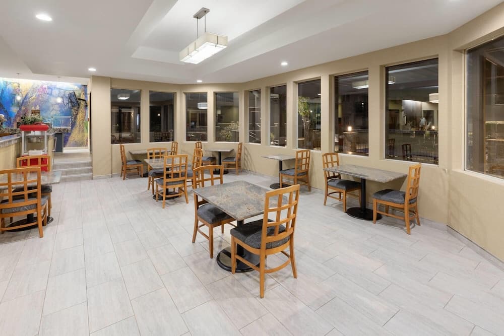 Endeavor Inn & Suites, Trademark Collection by Wyndham gallery photo in Topeka, KS — image 6