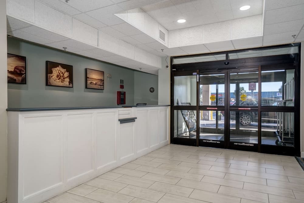 Best Western Plus Swansboro Emerald Isle interior in Cedar Point, NC — gallery photo 2