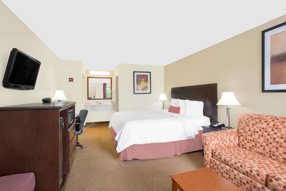 Baymont by Wyndham Greenville property views in Greenville, NC — gallery photo 3