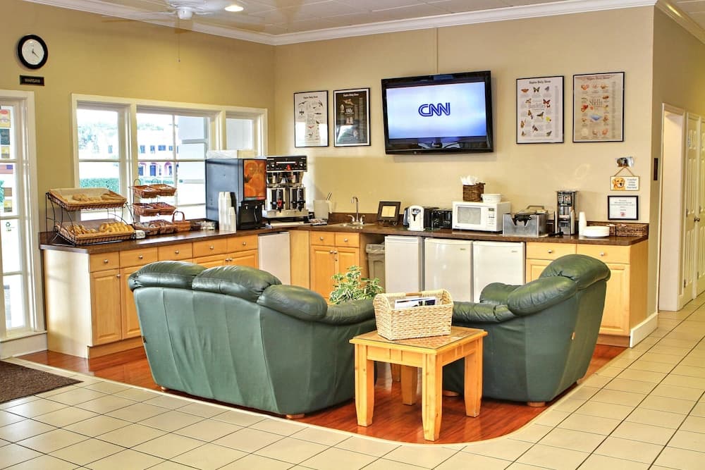 Gulfcoast Inn Naples interior in Naples, FL — gallery photo 2