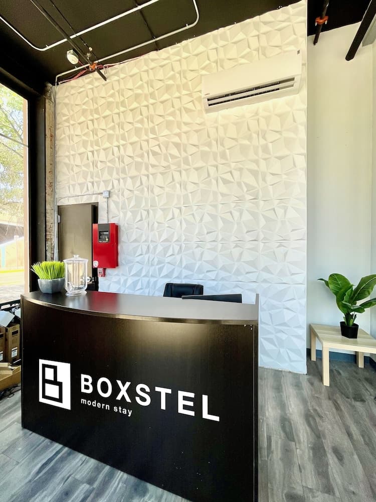 Boxstel - Moderns Stay Hotel interior in El Paso, TX — gallery photo 2