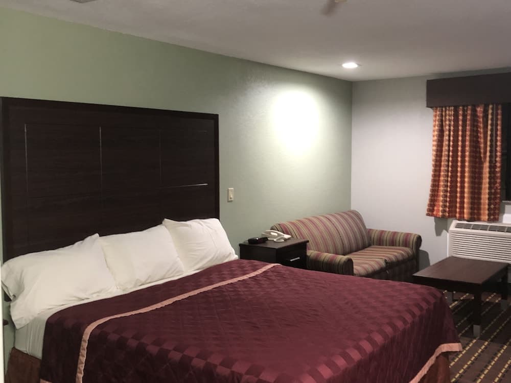 Texas Inn & Suites interior in Lufkin, TX — gallery photo 2