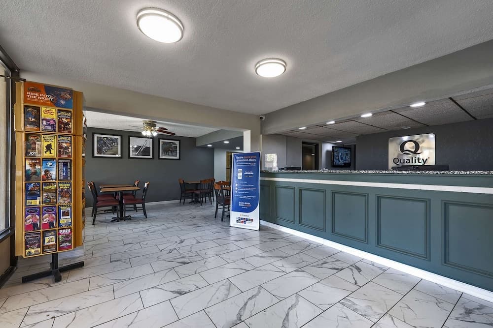 Quality Inn interior in Fayetteville, AR — gallery photo 2