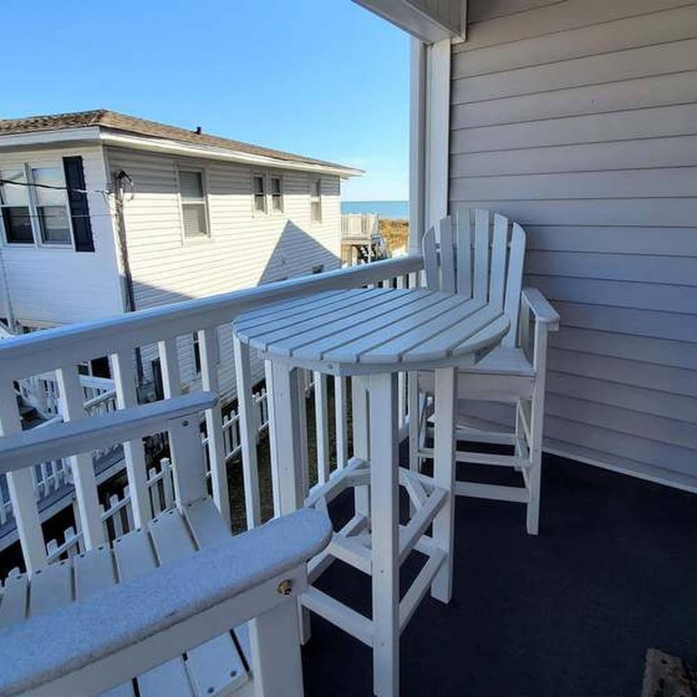 Beachy Condo Right on Oceanfront property views in North Myrtle Beach, SC — gallery photo 3