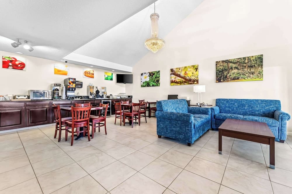 Quality Inn Eastman interior in Eastman, GA — gallery photo 2