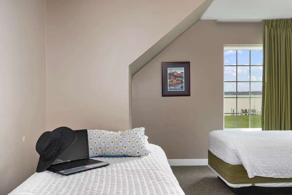 Top Floor Family Deluxe Bay View property views in North East, MD — gallery photo 3