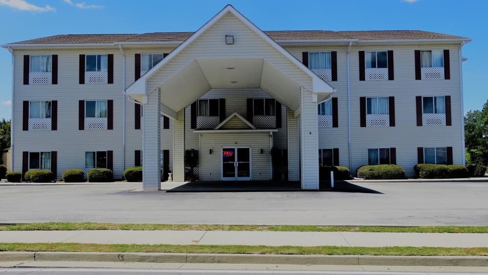 Oak Tree Inn & Suites property views in Claxton, GA — gallery photo 3