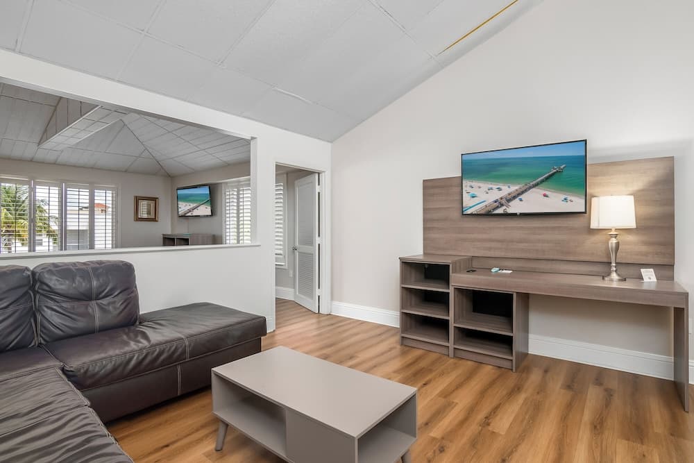 Naples Park Central Hotel gallery photo in Naples, FL — image 19