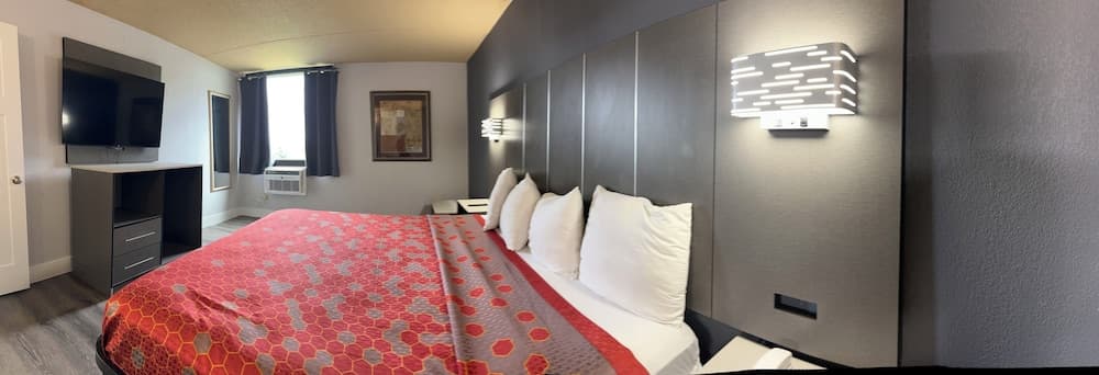 Blueway Inn & Suites Roseville property views in Roseville, MN — gallery photo 3