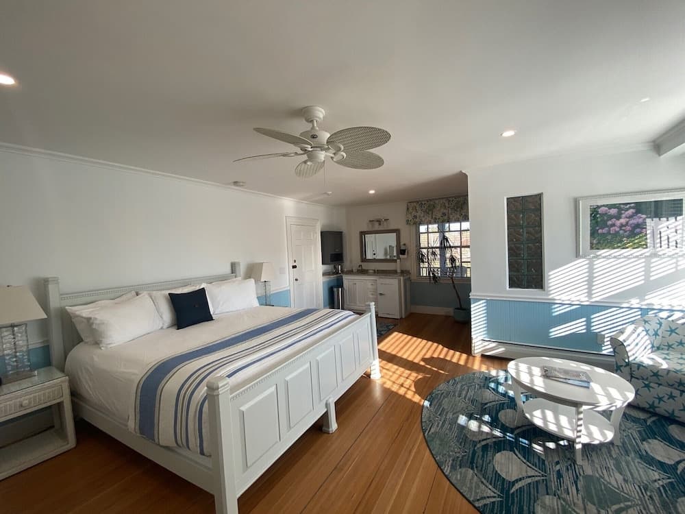Beach Breeze Inn interior in Falmouth, MA — gallery photo 2