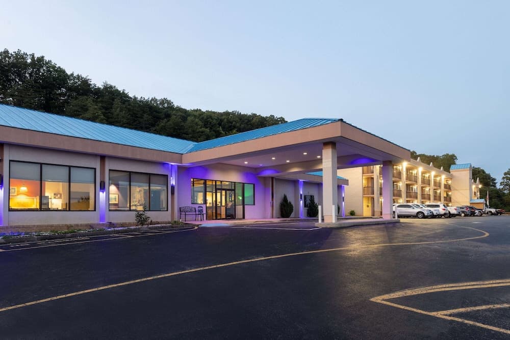 Howard Johnson Hotel & Conference Center by Wyndham Salem — hotel in Salem, Virginia