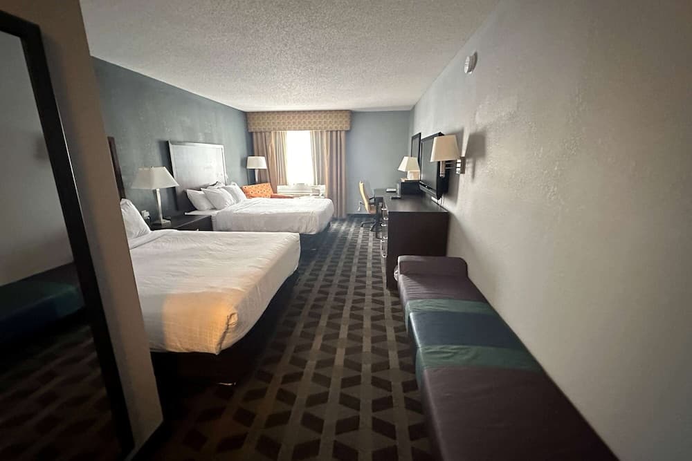 Baymont by Wyndham Flint Airport North gallery photo in Flint, MI — image 40
