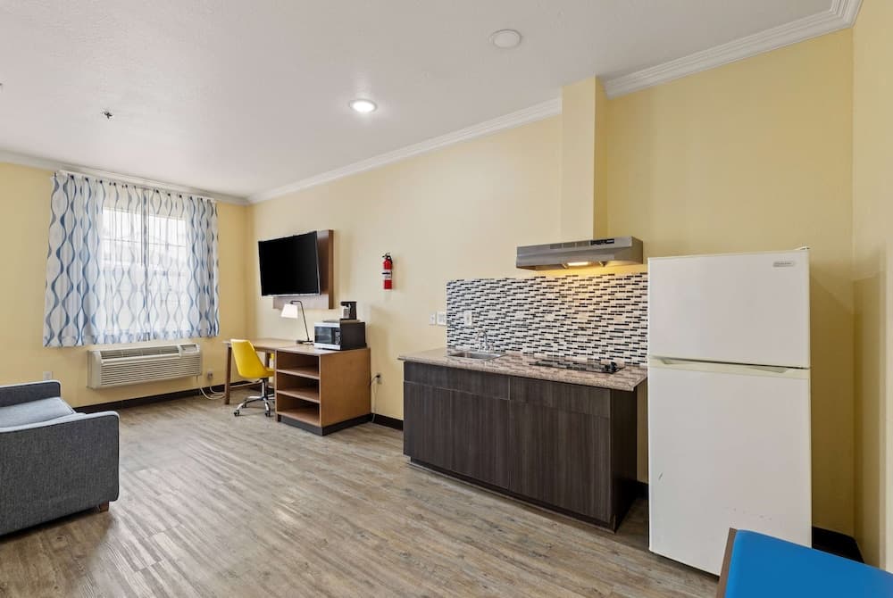 Days Inn & Suites by Wyndham Euless DFW Airport South interior in Euless, TX — gallery photo 2