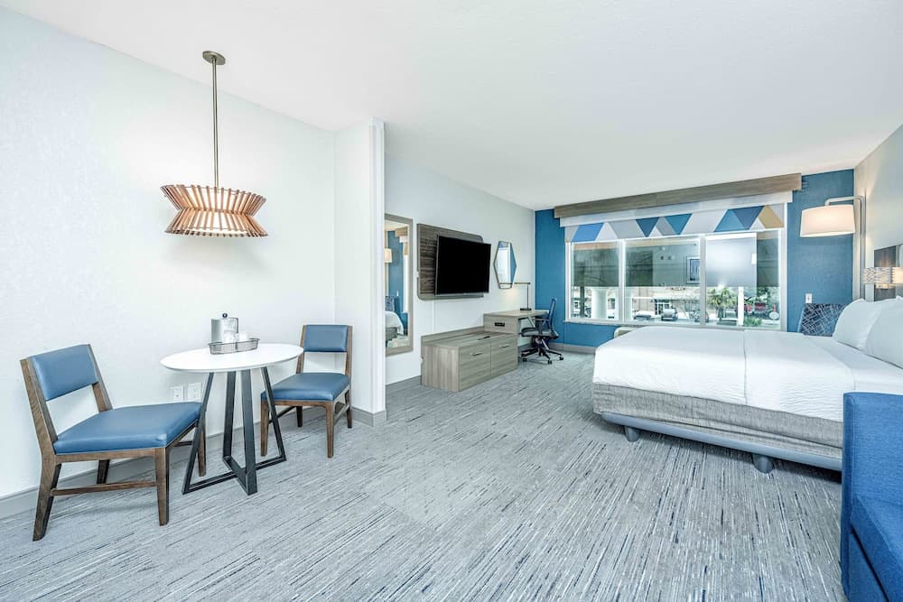 Holiday Inn Express & Suites Charleston Arpt-Conv Ctr Area interior in North Charleston, SC — gallery photo 2