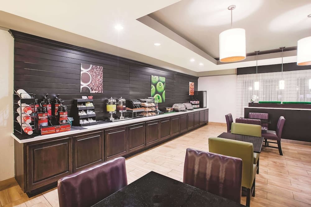 La Quinta Inn & Suites by Wyndham Beaumont West gallery photo in Beaumont, TX — image 9
