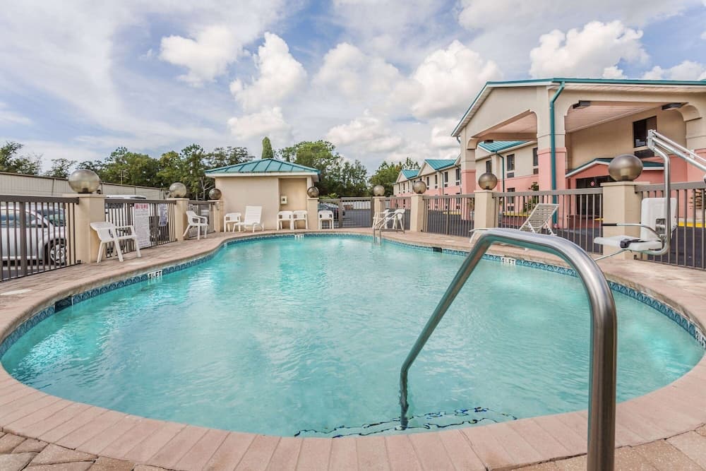 Days Inn by Wyndham Panama City/Callaway gallery photo in Panama City, FL — image 4