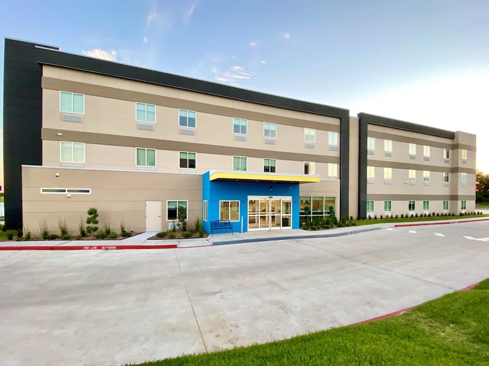 Days Inn & Suites by Wyndham Beaumont West / I-10 & Walden property views in Beaumont, TX — gallery photo 3