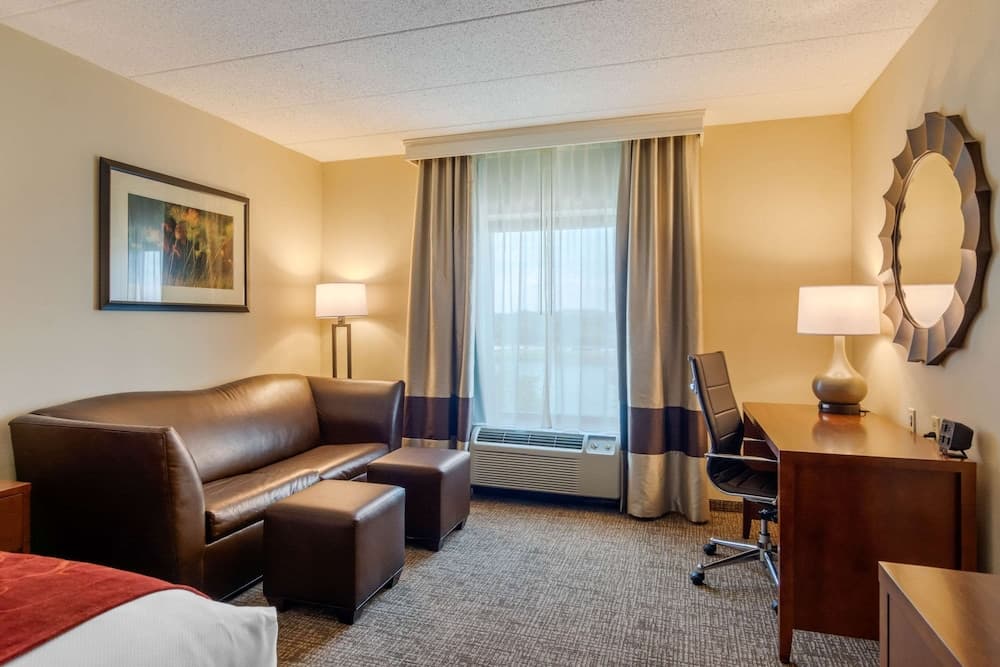 Comfort Suites South Park interior in Colonial Heights, VA — gallery photo 2