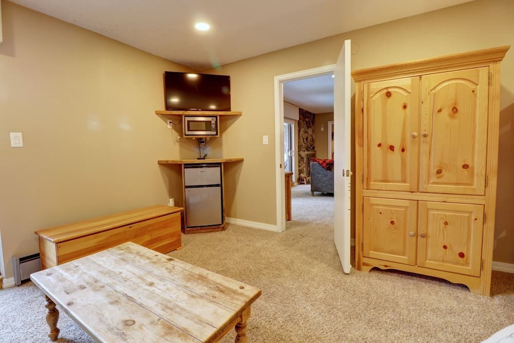 Ski-In Ski-Out Center Village Hotel Room - CM217 by Redawning property views in Copper Mountain, CO — gallery photo 3
