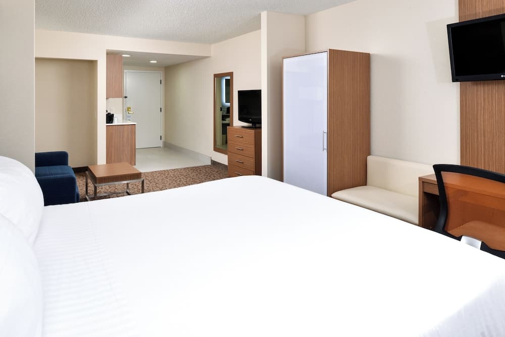 Holiday Inn Express & Suites Naples North - Bonita Springs by IHG property views in Bonita Springs, FL — gallery photo 3