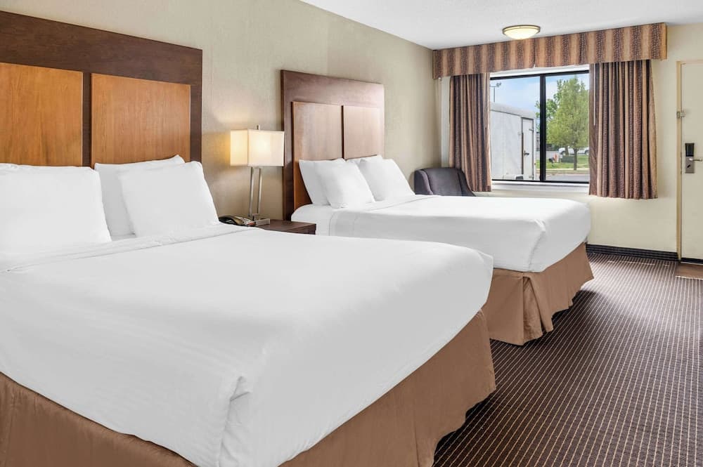 White Pines Inn & Suites gallery photo in Holland, MI — image 12